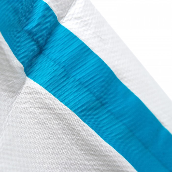 Костюм защитный одноразовый. Швы проклеены лентой 
из термопластичного полиуретана