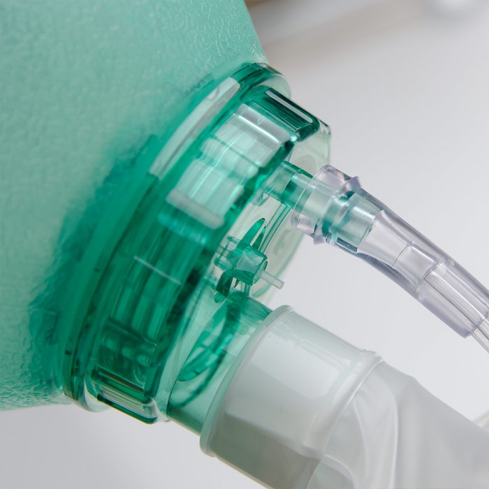 Комбинированный клапан
состоит из двух направляю­щих клапанов — входного и выходного. Входной клапан допускает приток внешнего воздуха. При положительном давлении в резервном мешке открывается выходной клапан, через который сбрасывается избыток газов при чрезмерном потоке свежей смеси.